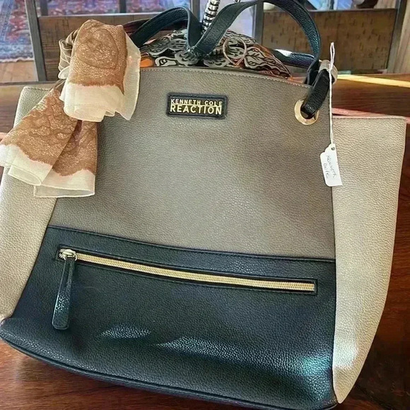 Kenneth Cole reaction gently used purse. - Picture 1 of 7